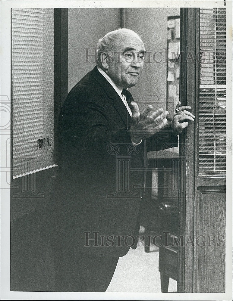 1987 Press Photo Ed Asner Stars In &quot;Bronx Zoo&quot;- Historic Images