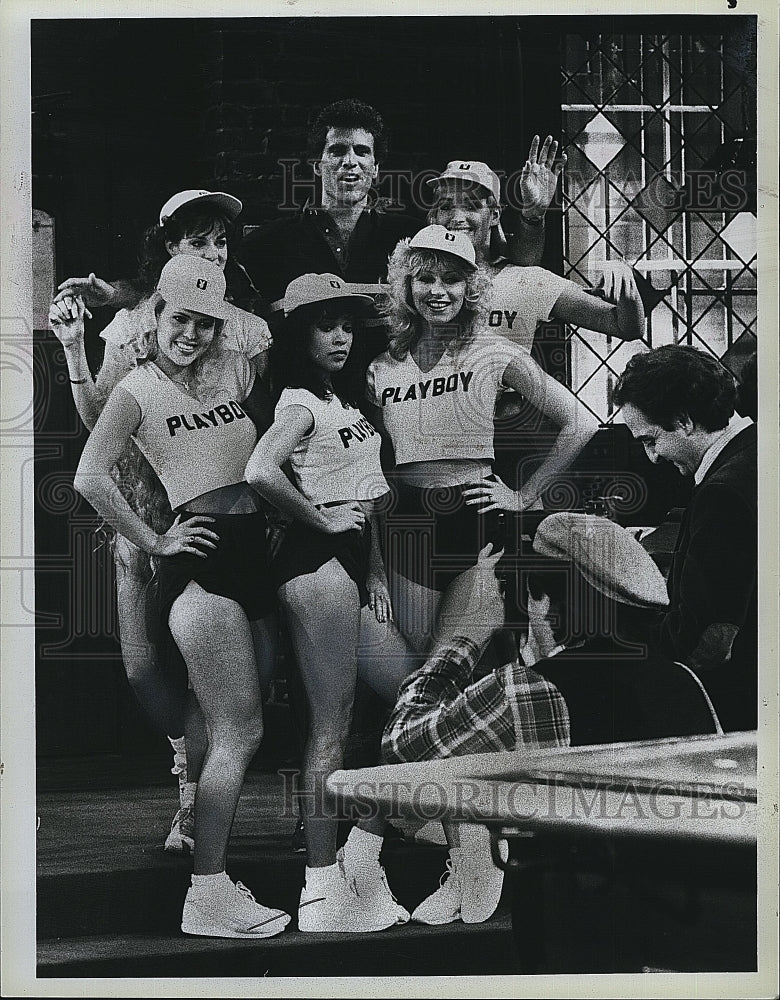 1985 Press Photo Ted Danson, Playboy Playmates &quot;Cheers&quot;- Historic Images