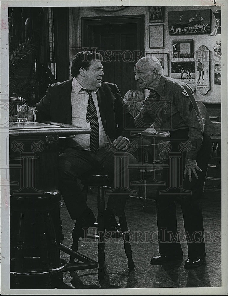 1982 Press Photo George Wendt, Ian Wolfe &quot;Cheers&quot;- Historic Images