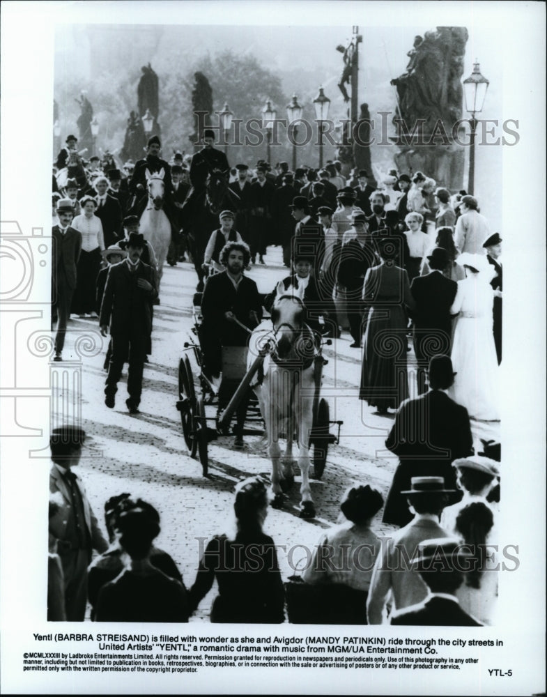 1982 Press Photo Barbra Streisand and Mandy Patinkin in &quot;Yentl&quot;- Historic Images