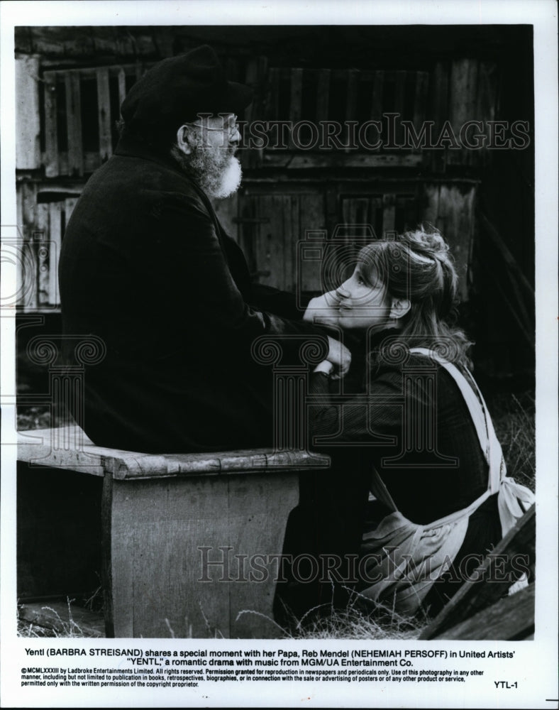 1983 Press Photo Nehemiah Persoff and Barbra Streisand in &quot;Yentl&quot;- Historic Images