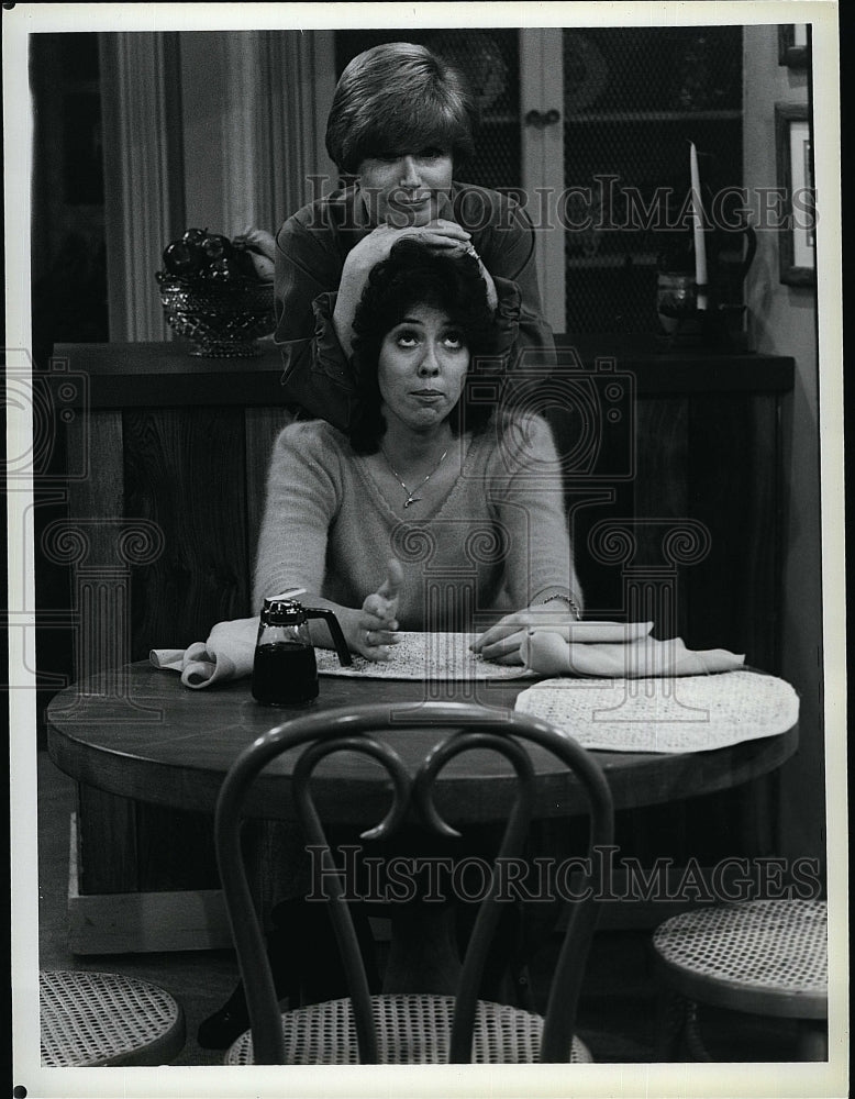 1981 Press Photo TV Series &quot;One Day at a Time&quot;Mackenzie Phillips Bonnie Franklin- Historic Images