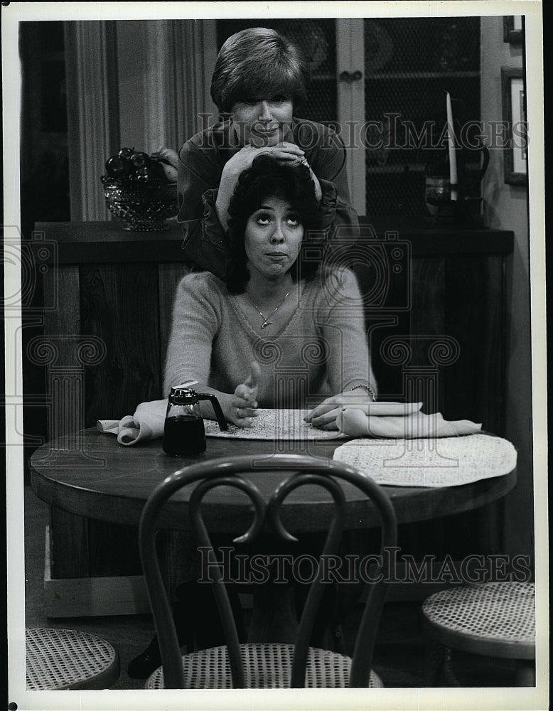 1981 Press Photo TV Series "One Day at a Time"Mackenzie Phillips Bonnie Franklin- Historic Images