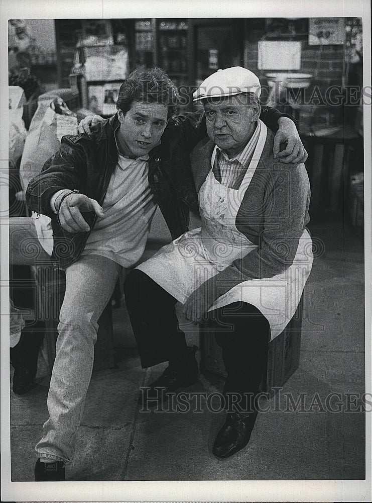 1986 Press Photo Actor Dick O&#39;Neil &amp; Raphael Sbarge In &quot;Better Days&quot;- Historic Images