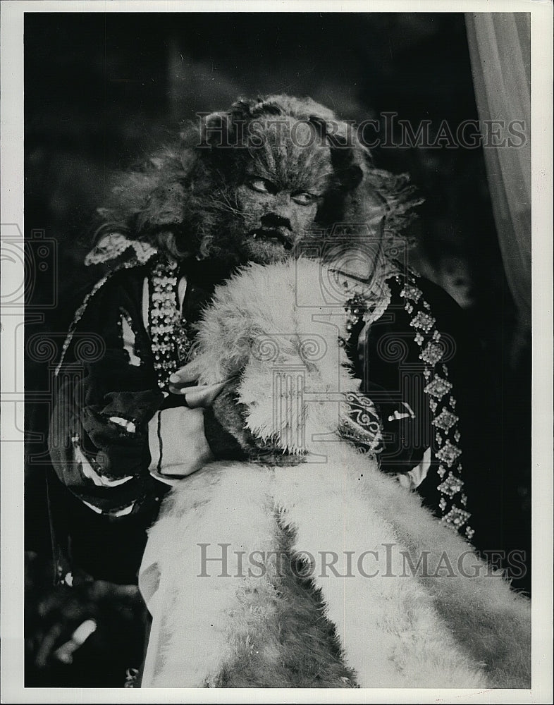 1987 Press Photo A scene from &quot;Beauty and the Beast&quot;- Historic Images