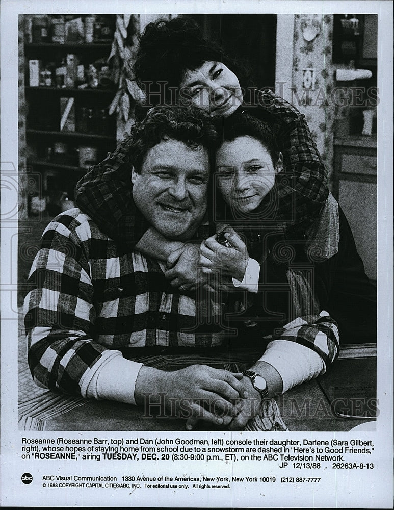 1988 Press Photo Roseanne Barr, John Goodman, Sara Gilbert &quot;Roseanne&quot;- Historic Images