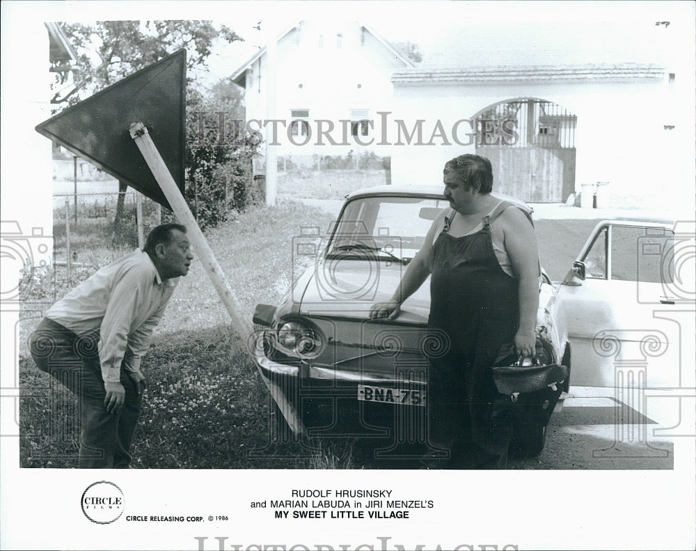 1986 Press Photo Rudolf Hrusinsky and Marian Laduba in &quot;My Sweet Little Village&quot;- Historic Images