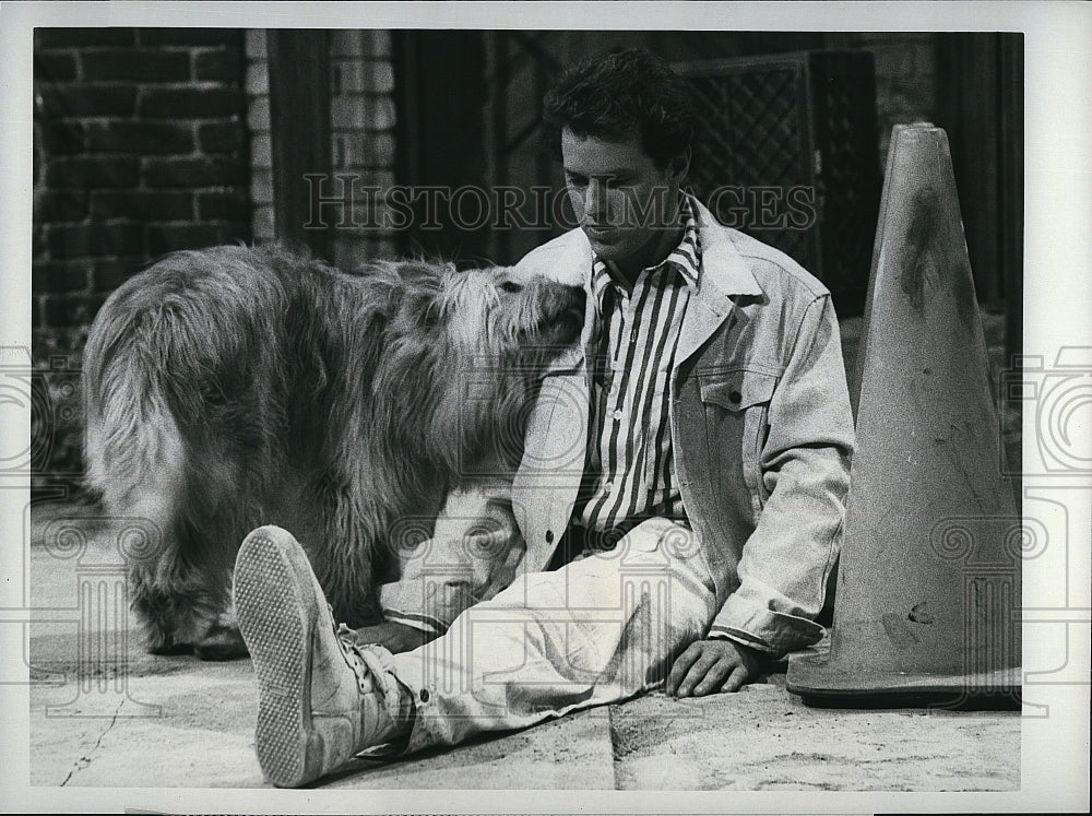 1986 Press Photo Actor Raphael Sbarge &amp; Dog in &quot;Better Days&quot;- Historic Images