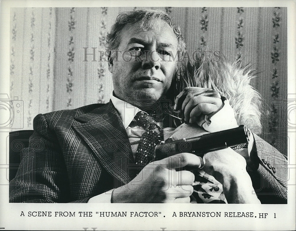 Press Photo George Kennedy American Actor Human Factor Movie Scene Film - Historic Images