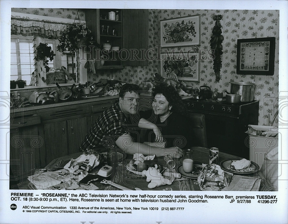 1988 Press Photo Actor John Goodman &amp; Roseanne In &quot;Roseanne&quot;- Historic Images