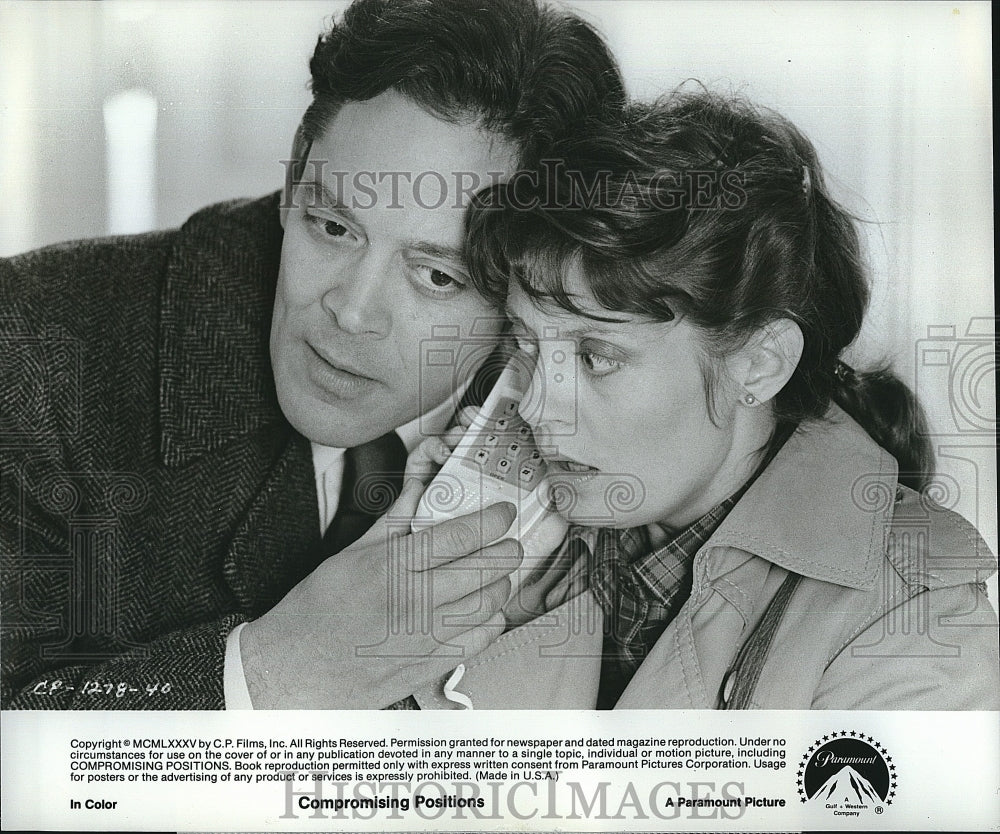 1985 Press Photo Raul Julia and Susan Sarandon in &quot;Compromising Positions&quot;- Historic Images