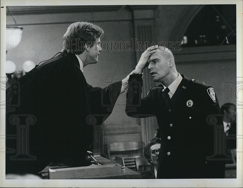 1984 Press Photo Richard Moll, Harry Anderson &quot;Night Court&quot;- Historic Images
