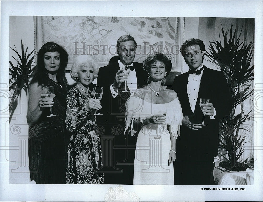 1985 Press Photo Tracy Scoggins, B. Stanwyck, C. Heston &quot;Dynasty II: The Colbys&quot;- Historic Images