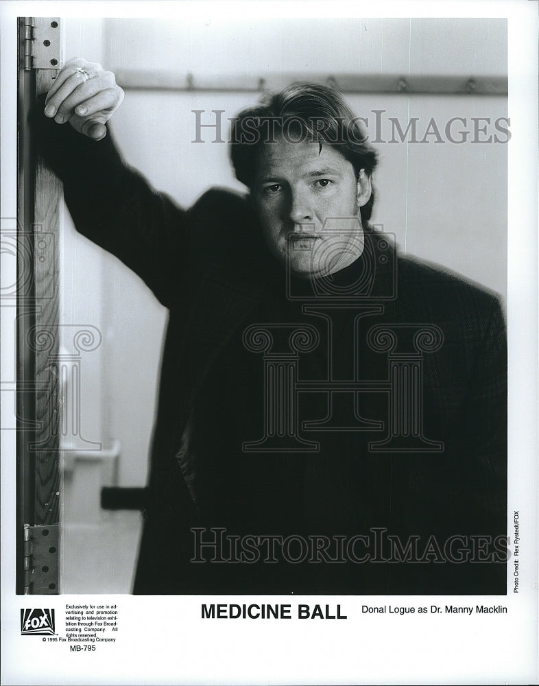 1995 Press Photo Donal Logue "Medicine Ball" - Historic Images