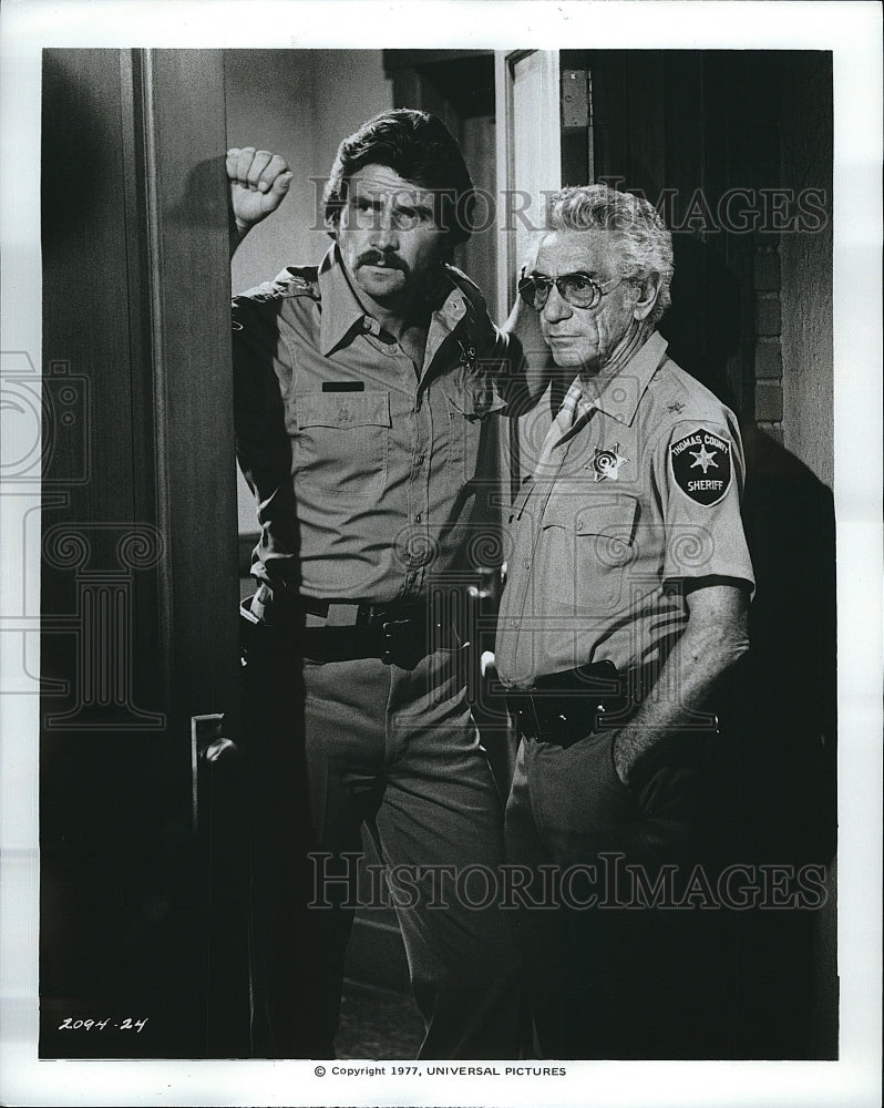 1977 Press Photo James Brolin &amp; John Marley star in &quot;The Car&quot;- Historic Images