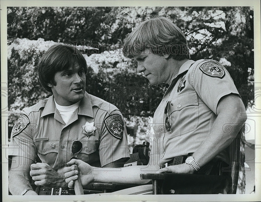 1981 Press Photo Actors Larry Wilcox &amp; Bruce Jenner of &quot;ChiPs&quot;- Historic Images