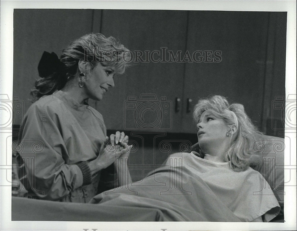 1989 Press Photo Actresses Mary Frann &amp; Julia Duffy in &quot;Newhart&quot;- Historic Images