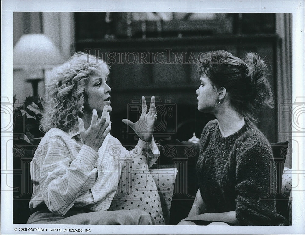 1986 Press Photo &quot;Growing Pains&quot; Tracey Gold, Joanna Kerns- Historic Images