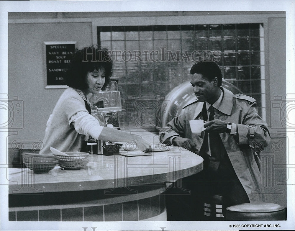 1986 Press Photo Shuoko Akune and Kevin Hooks in &quot;He&#39;s the Mayor&quot;.- Historic Images