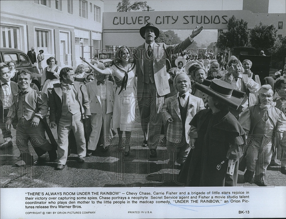 1981 Press Photo Actor Chevy Chase &amp; Carrie Fisher in &quot;Under the Rainbow&quot;- Historic Images