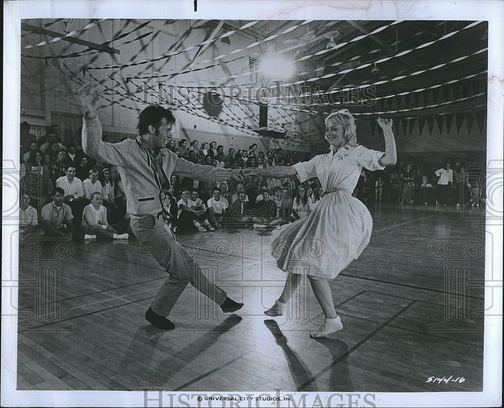 1976 Press Photo Actor Ron Howard &amp; Cindy Williams in &quot;American Graffiti&quot;- Historic Images