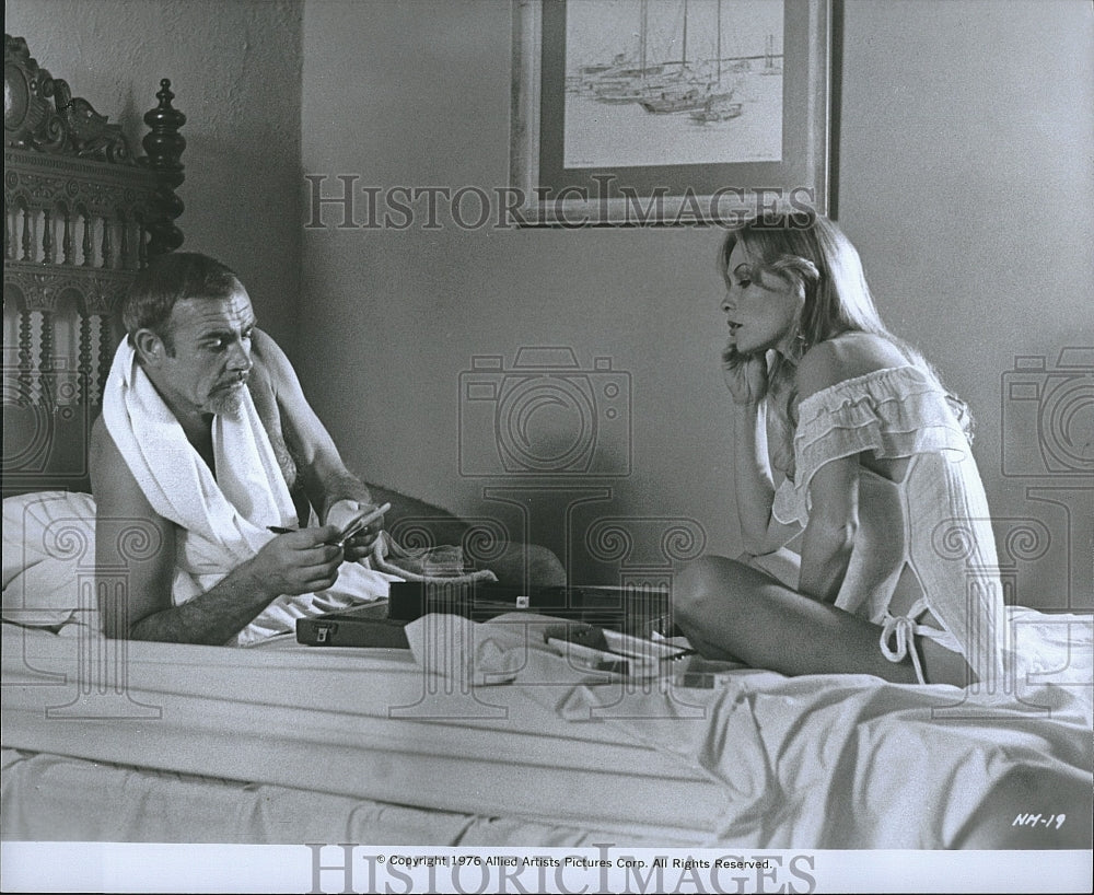 1976 Press Photo Sean Connery &amp; Cornelia Sharpe In A Sceen From &quot;The Next Man&quot;- Historic Images