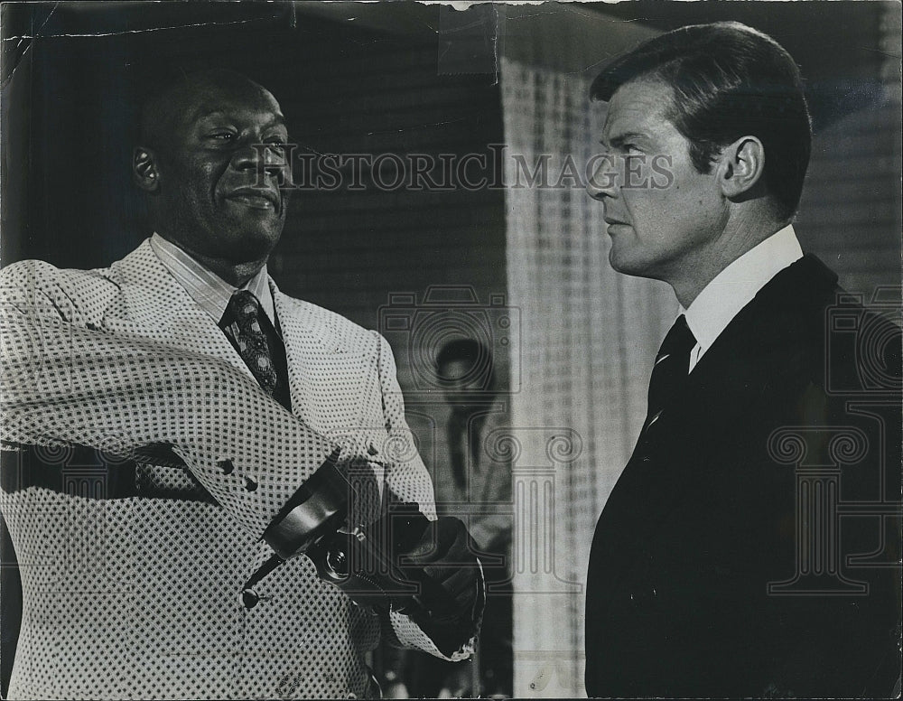 1973 Press Photo Julius Harris Actor Roger Moore Live Let Die 007 Movie Film- Historic Images