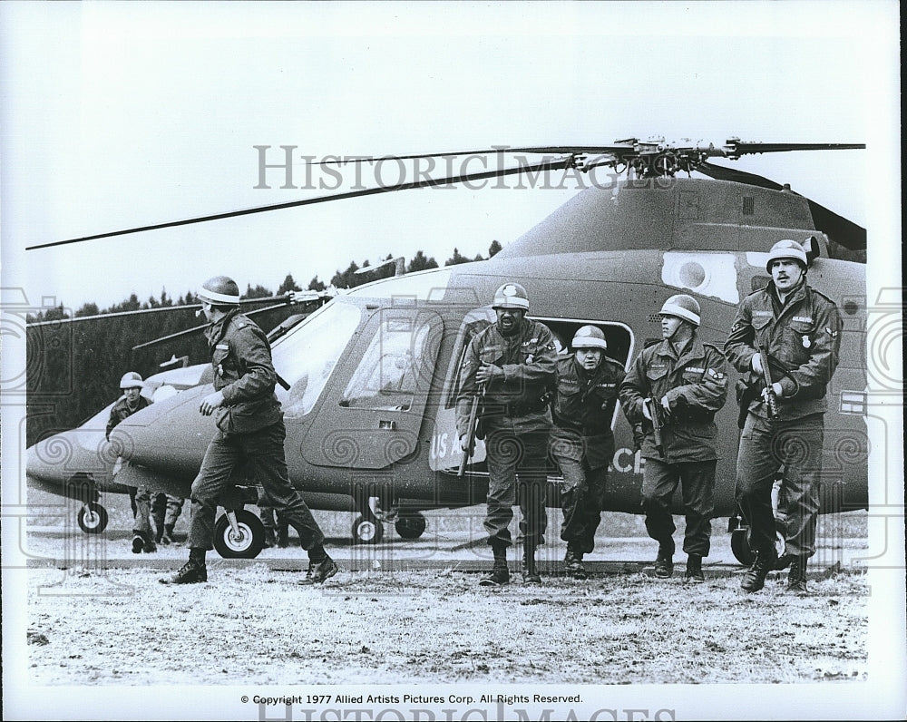 1977 Press Photo &quot;Twighlight&#39;s Last Gleaming&quot; war scene- Historic Images