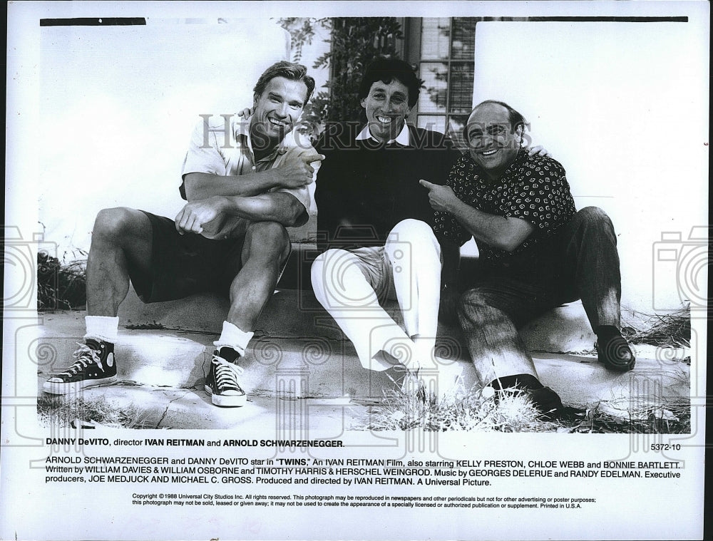 1988 Press Photo Ivan Reitman Danny DeVito Arnold Schwarzenegger Twins Comedy- Historic Images