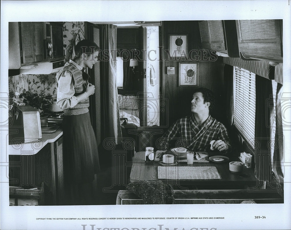 1985 Press Photo Julie Hagerty, Albert Brooks, &quot;Lost in America&quot;- Historic Images