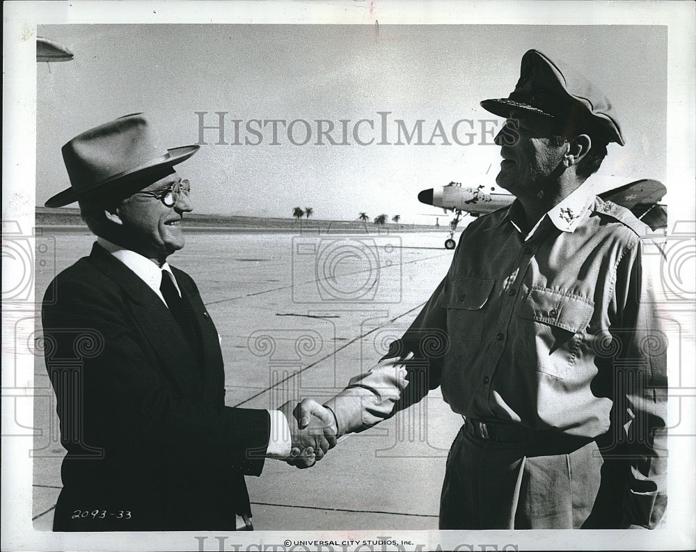 1977 Press Photo Ed Flanders Actor Gregory Peck MacArthur Movie Scene Film- Historic Images