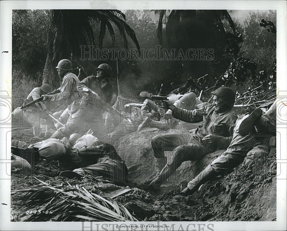 1977 Press Photo U.S. Troops New Guinea War Scene MacArthur Movie Film- Historic Images