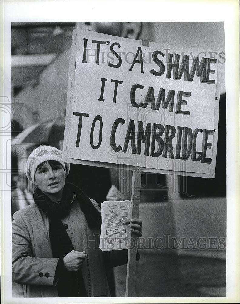 1985 Press Photo Hail Mary Protestor Linda Lombardi of Clinton- Historic Images