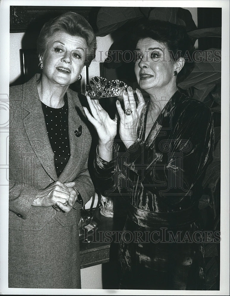 1988 Press Photo Actress Angela Lansbury &amp; Jean Peters in &quot;Murder She Wrote&quot;- Historic Images