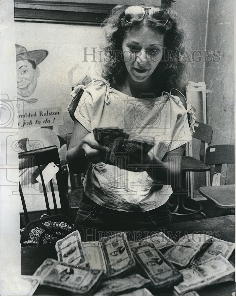 1978 Press Photo Debbie Litton Buys Prop Money From The Brinks Job Movie- Historic Images