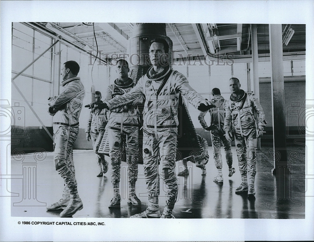 1986 Press Photo Actor Charles Frank &amp; Ed Harris In &quot;The Right Stuff&quot;- Historic Images