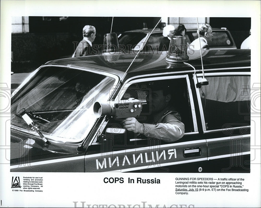 1989 Press Photo Leningrad cop using radar in TV show "COPS IN Russia"- Historic Images