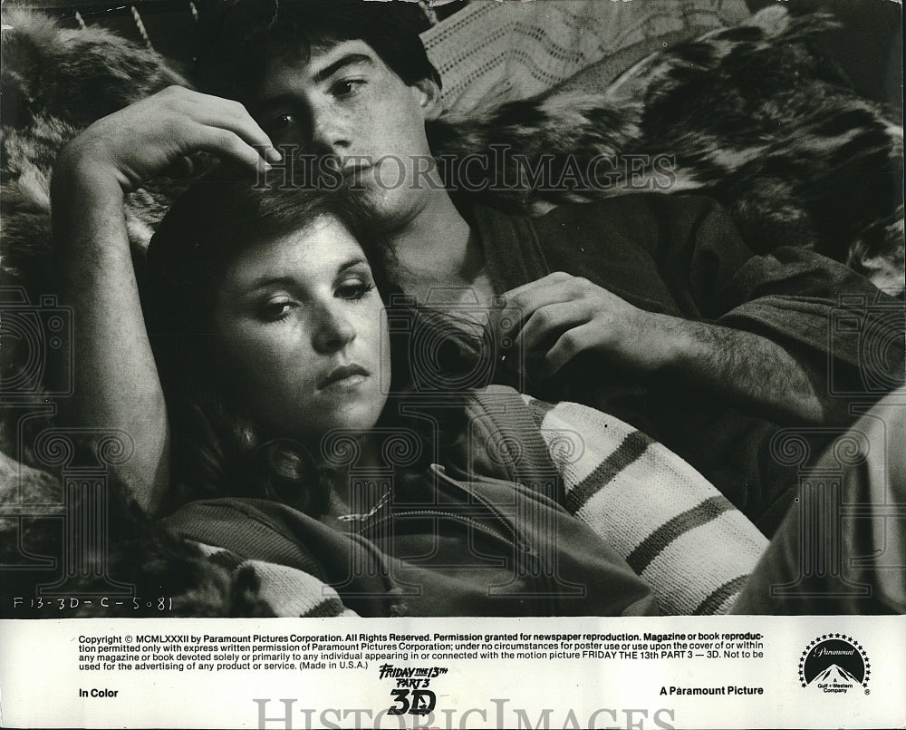 1982 Press Photo A Young Man &amp; Woman Cuddle In &quot;Friday The 13th Part 3 3D&quot;- Historic Images