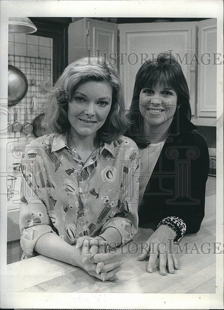 1986 Press Photo Actresses Jane Curtin &amp; Susan Saint James in &quot;Kate &amp; Allie&quot;- Historic Images