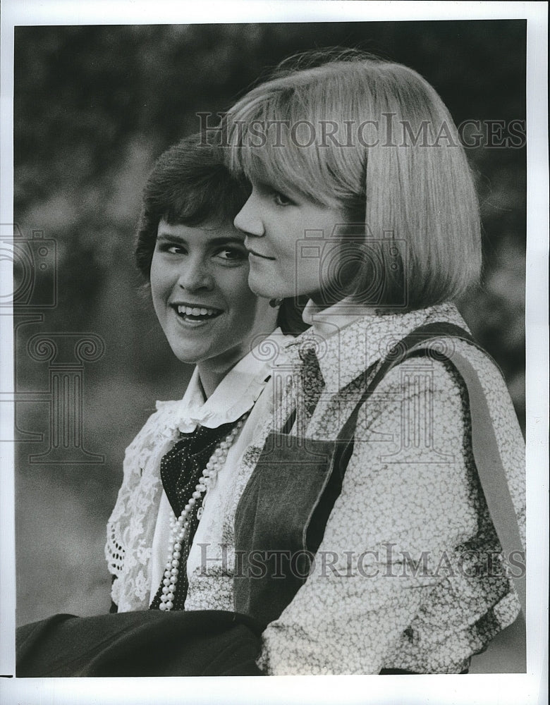 1988 Press Photo Ally Sheedy &amp; Mare Winningham in &quot;St. Elmo&#39;s Fire&quot;- Historic Images