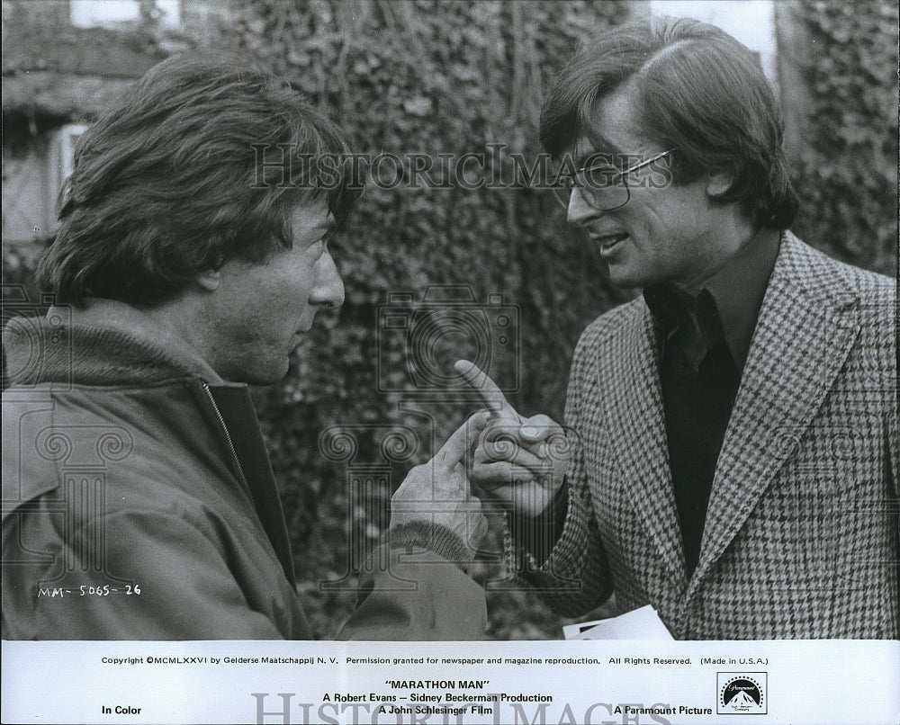 1976 Press Photo Dustin Hoffman &amp; producer Robert Evans on set of &quot;Marathon Man&quot;- Historic Images