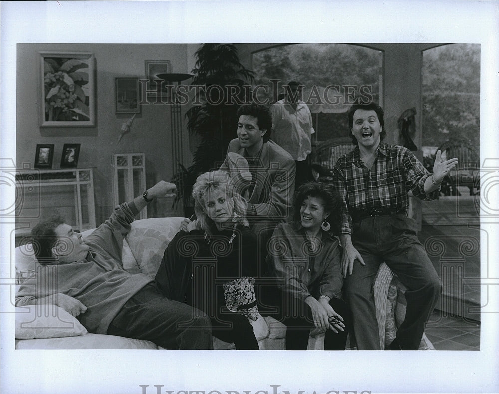 1988 Press Photo Cast Of TV Series &quot;Just The Ten Of Us&quot;- Historic Images