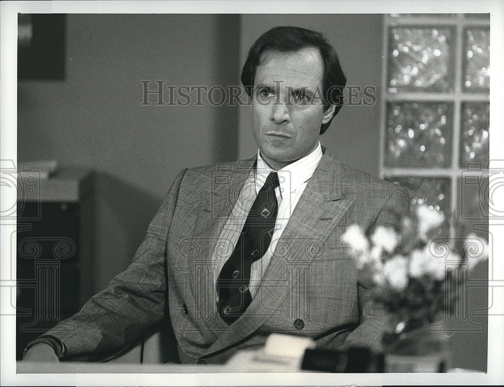 1989 Press Photo Robert Desiderio &quot;Knots Landing&quot;- Historic Images