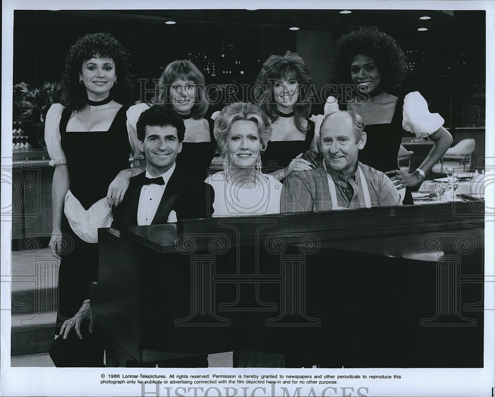 1986 Press Photo The Cast of TV series &quot;It&#39;s a Living&quot;, with Gail Edwards.- Historic Images