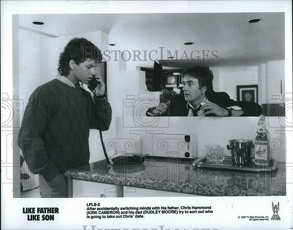 1987 Press Photo Kirk Cameron and Dudley Moore in &quot;Like Father,Like Son&quot;.- Historic Images