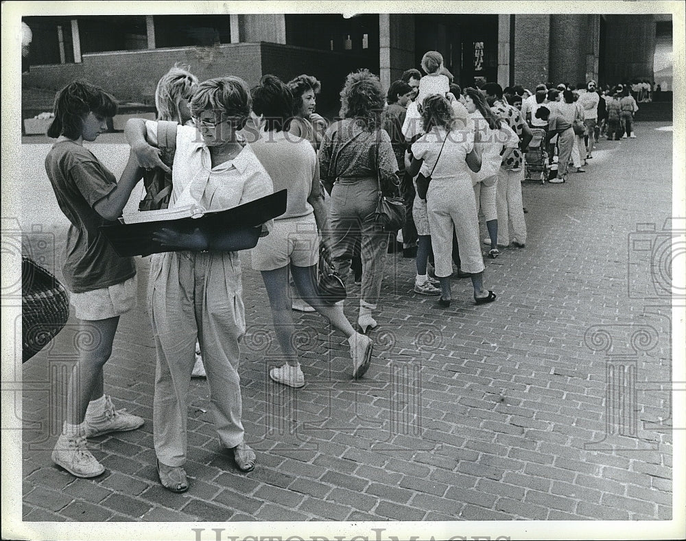 1987 Press Photo Long line of hopeful stars for a role in &quot;Spenser: For Hire&quot;- Historic Images