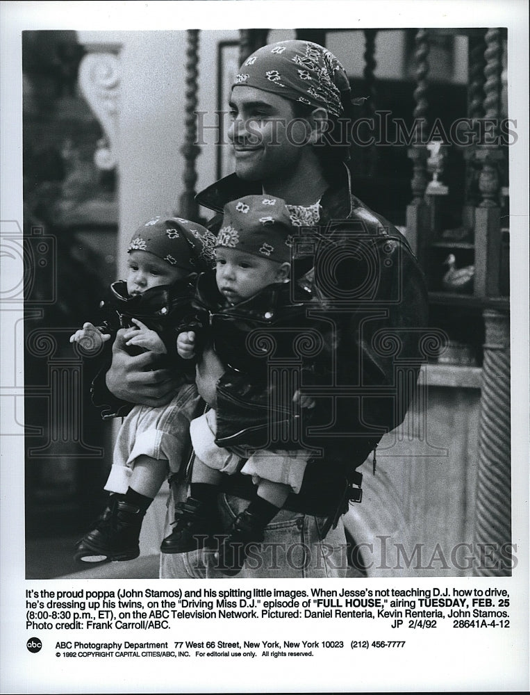 1992 Press Photo John Stamos with Daniel and Kevin Renteria in &quot;Full House&quot; - Historic Images