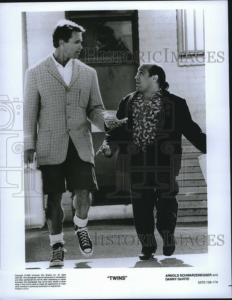 1988 Press Photo &quot;Twins&quot; Arnold Schwartznegger, Danny DeVito- Historic Images