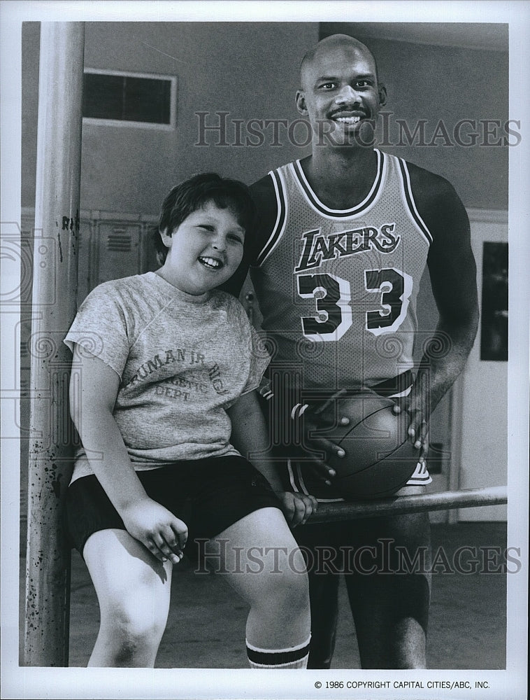 1986 Press Photo Jeff Cohen &amp; Kareem Abdul Jabbar Star In &quot;Ask Max&quot;- Historic Images