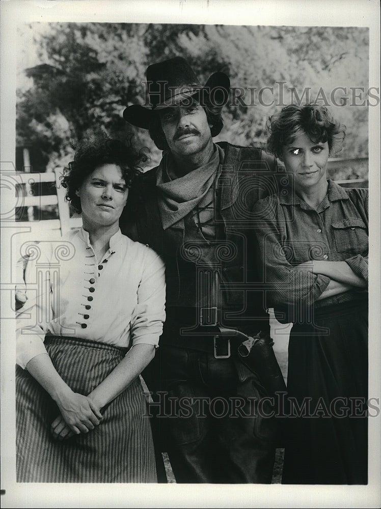 1982 Press Photo &quot;The Cherokee Trail&quot;Mary Larkin,David Hayward,Cindy Pickett- Historic Images